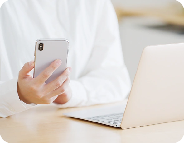 スマートフォンで受付をするイメージ