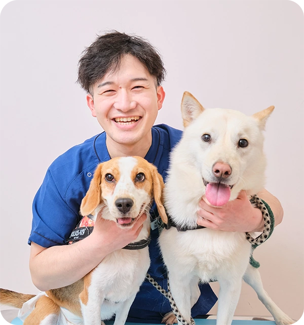 犬を抱く獣医師